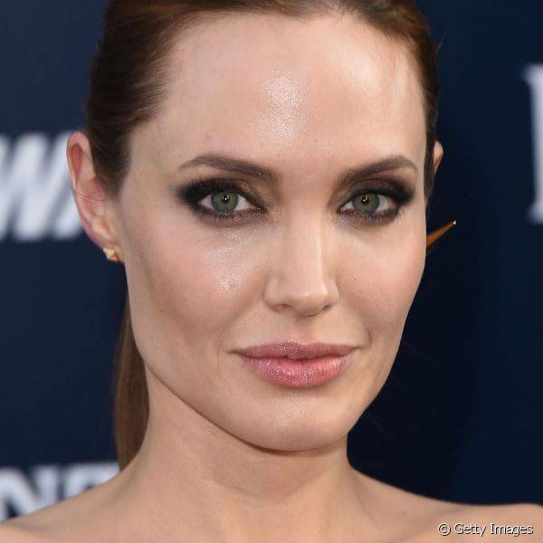 Angelina Jolie tem um rosto de formato retangular, e gosta de usar um contorno bem leve para o esculpir